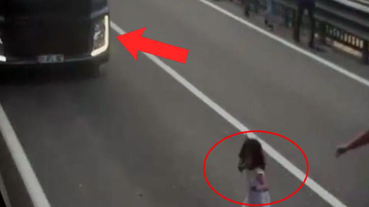 Küçük kız, tırın altında kalmaktan son anda kurtuldu! O anlar kamerada