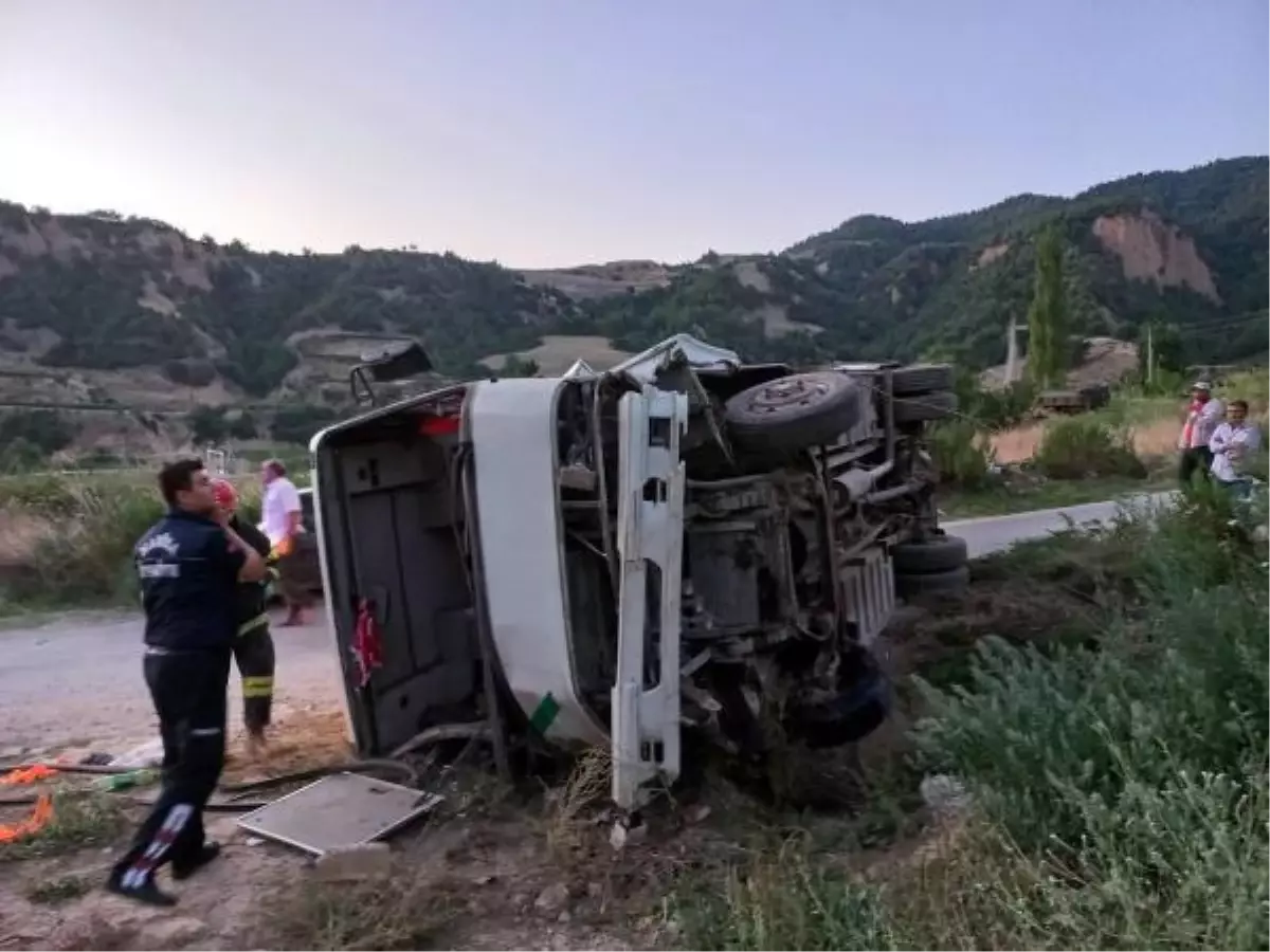 Manisa'da tarım işçilerini taşıyan midibüs devrildi: 5 yaralı