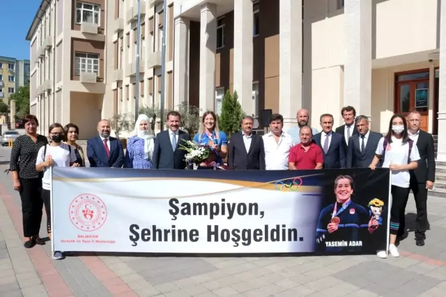 Milli güreşçi Yasemin Adar'a davullu zurnalı karşılama