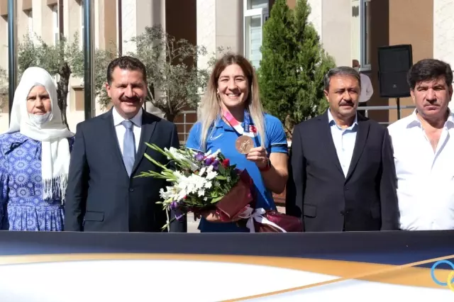 Milli güreşçi Yasemin Adar'a davullu zurnalı karşılama
