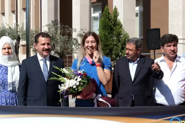 Milli güreşçi Yasemin Adar'a davullu zurnalı karşılama
