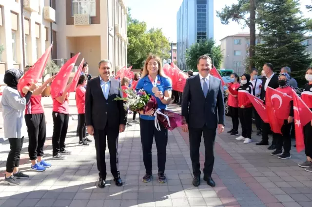 Milli güreşçi Yasemin Adar'a davullu zurnalı karşılama