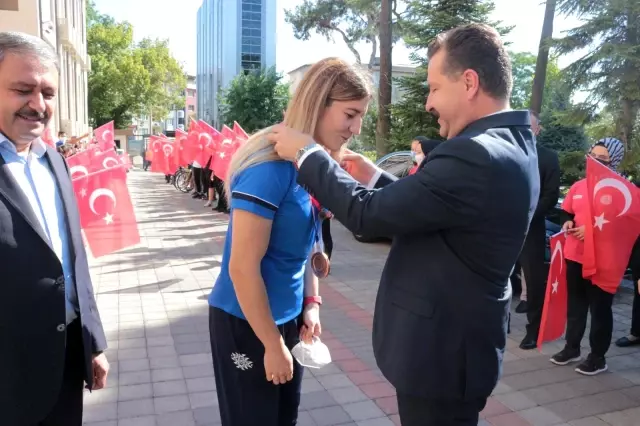 Milli güreşçi Yasemin Adar'a davullu zurnalı karşılama