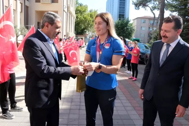 Milli güreşçi Yasemin Adar'a davullu zurnalı karşılama