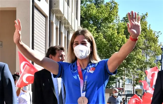 Milli güreşçi Yasemin Adar'a davullu zurnalı karşılama