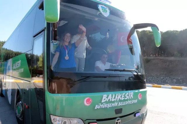 Milli güreşçi Yasemin Adar'a davullu zurnalı karşılama
