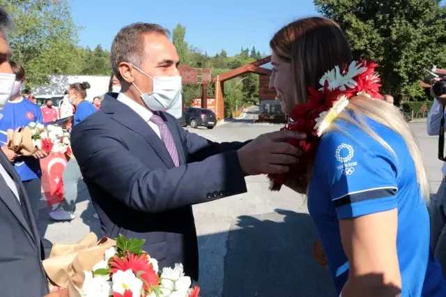 Milli güreşçi Yasemin Adar'a davullu zurnalı karşılama