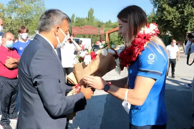 Milli güreşçi Yasemin Adar'a davullu zurnalı karşılama