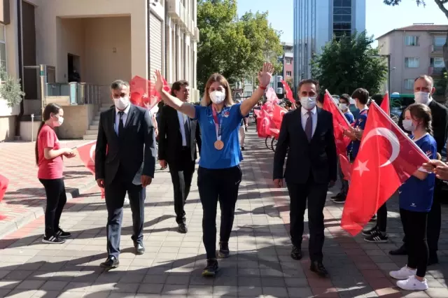 Milli güreşçi Yasemin Adar'a davullu zurnalı karşılama