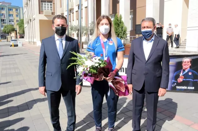 Milli güreşçi Yasemin Adar'a davullu zurnalı karşılama