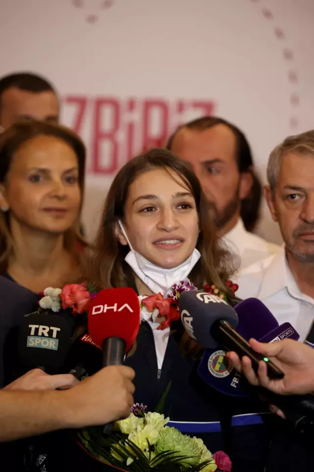 Olimpik sporcular yurda döndü