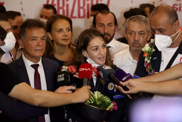 Olimpik sporcular yurda döndü