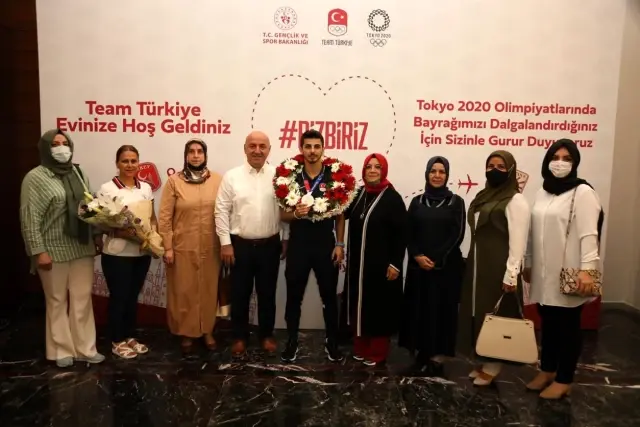 Olimpiyat ikincisi Eray Şamdan havaalanında karşılandı