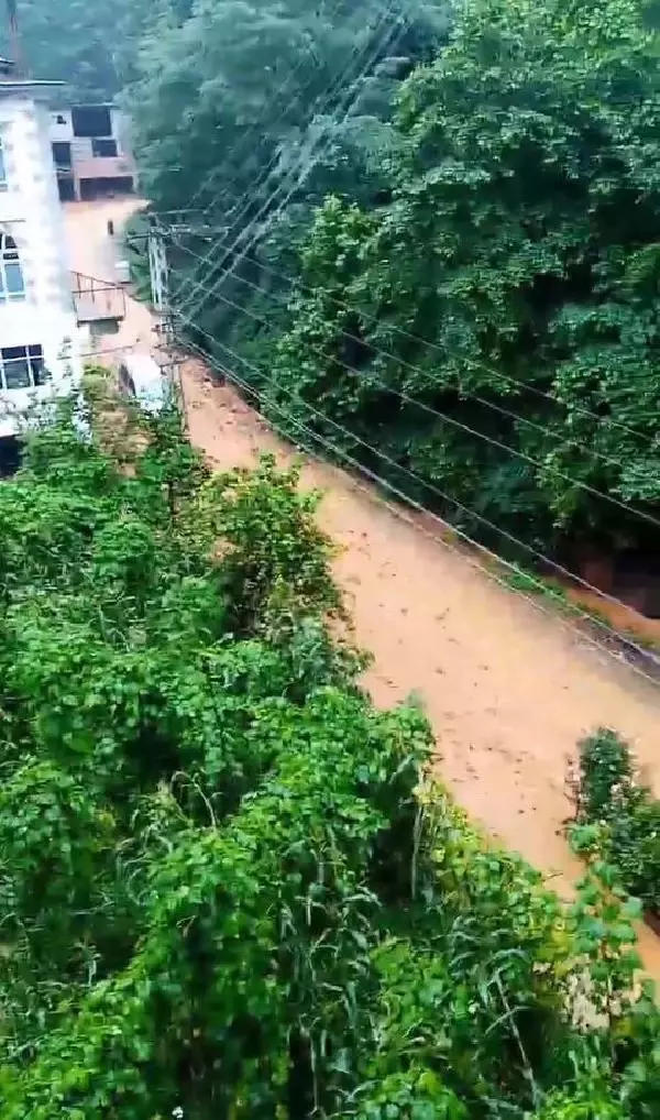 RİZE'DE ETKİLİ YAĞIŞ VE HEYELAN; ÇAY BAHÇESİNDE 7 KİŞİ MAHSUR KALDI