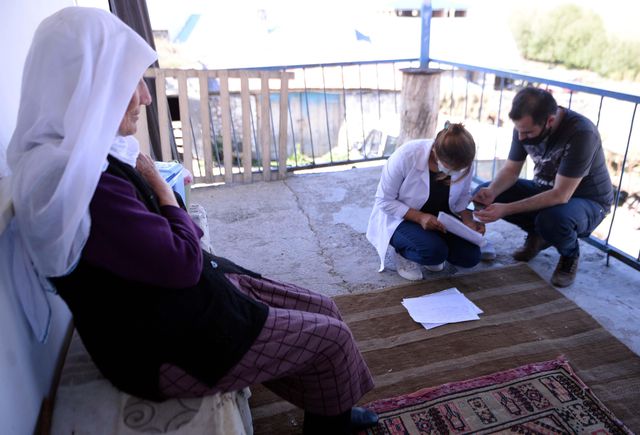 Sağlık görevlileri kırsaldaki engelli ve yaşlılara Kovid-19 aşısı yapmak için kapı kapı geziyor