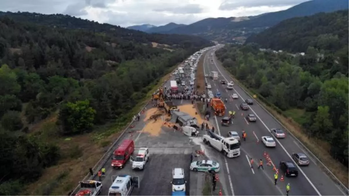 Son Dakika | TEM'de 3 TIR ile 1 kamyonun karıştığı kazada 1 kişi öldü, 2 kişi yaralandı (3)