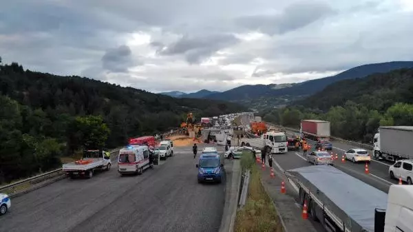 Son Dakika | TEM'de 3 TIR ile 1 kamyonun karıştığı kazada 1 kişi öldü, 2 kişi yaralandı (3)