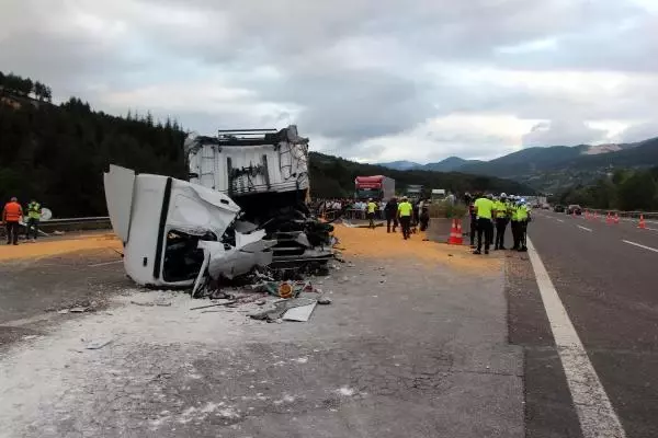 Son Dakika | TEM'de 3 TIR ile 1 kamyonun karıştığı kazada 1 kişi öldü, 2 kişi yaralandı (3)