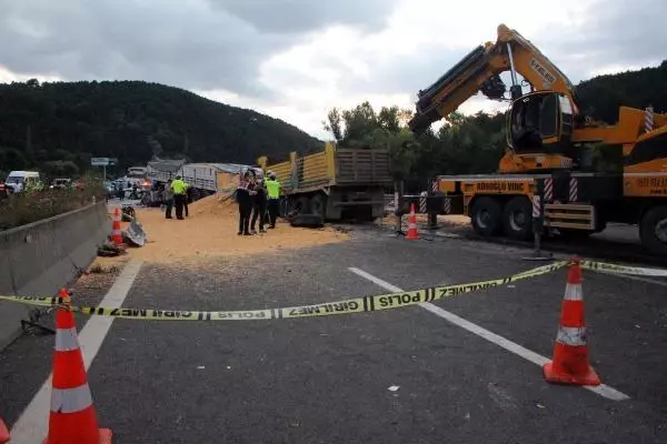 Son Dakika | TEM'de 3 TIR ile 1 kamyonun karıştığı kazada 1 kişi öldü, 2 kişi yaralandı (3)