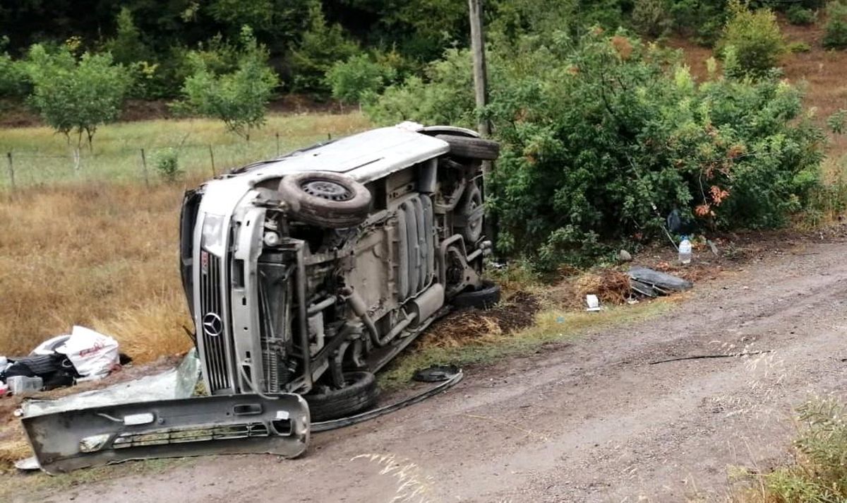 Tokat'ta araç şarampole devrildi: 2 yaralı