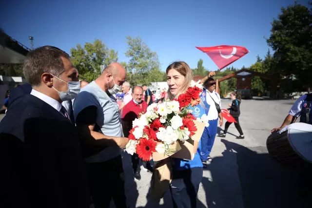 Milli güreşçi Yasemin Adar'a davullu zurnalı karşılama