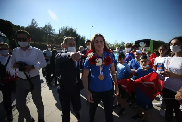 Milli güreşçi Yasemin Adar'a davullu zurnalı karşılama