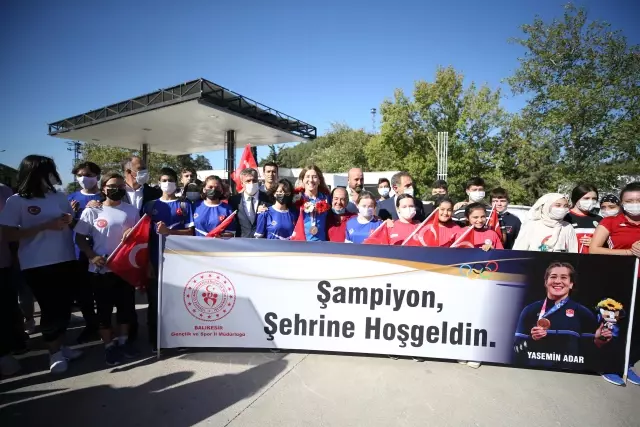 Milli güreşçi Yasemin Adar'a davullu zurnalı karşılama