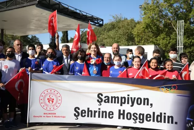 Milli güreşçi Yasemin Adar'a davullu zurnalı karşılama