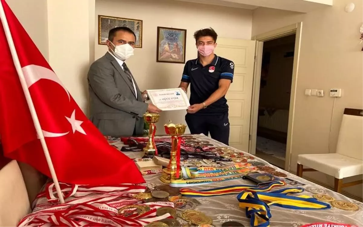 Vali İlhami AKTAŞ, Çanakkale'nin Olimpiyata Giden İlk Milli Sporcusu Oğuz Uyar'ı Evinde Ziyaret Etti