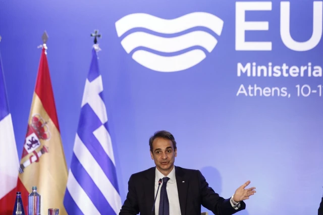 Yunanistan Başbakanı Miçotakis, yangınlarla uğraştaki başarısızlık için halktan özür diledi