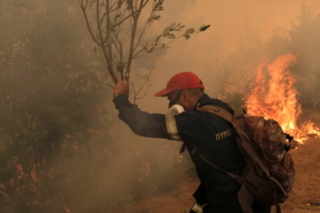 Son dakika haber... Yunanistan'daki yangınlara Türkiye'den uçak takviyesi