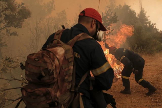 Son dakika haber... Yunanistan'daki yangınlara Türkiye'den uçak takviyesi