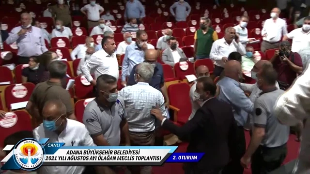 Adana Büyükşehir Belediye Meclisi'nde kelam hakkı arbedesi
