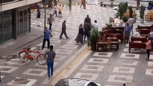 ATM sırasında tartışan iki kişi tabureli arbedeye tutuştu