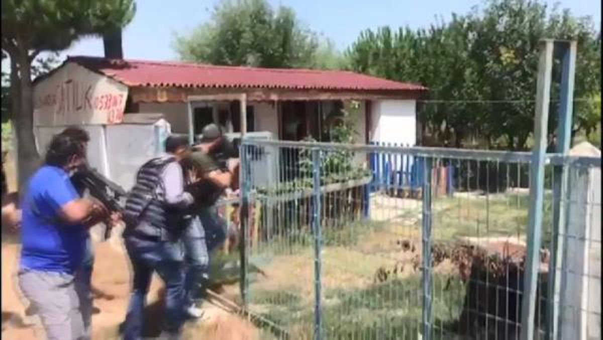 BAĞCILAR'DA 2 KARDEŞİ ÖLDÜREN ŞÜPHELİNİN YAKALANMA ANI POLİS KAMERASINDA
