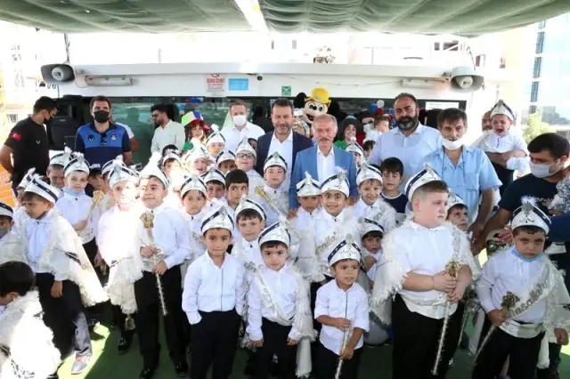 Bayrampaşalı çocuklar sünnet öncesi Boğaz turunda