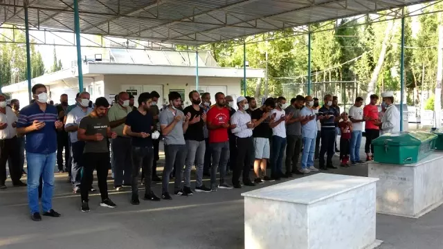 Eski eşi tarafından öldürülen kadın ile annesi Mersin'de toprağa verildi