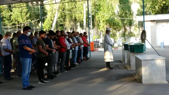 Eski eşi tarafından öldürülen kadın ile annesi Mersin'de toprağa verildi