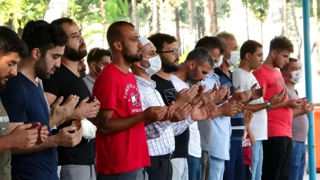 Eski eşi tarafından öldürülen kadın ile annesi Mersin'de toprağa verildi
