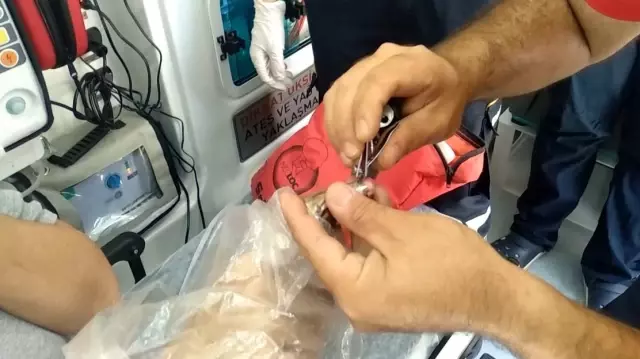 Isparta'da parmağı pasta aparatına sıkışan kadın, tırnak makasıyla kurtarıldı