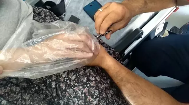 Isparta'da parmağı pasta aparatına sıkışan kadın, tırnak makasıyla kurtarıldı