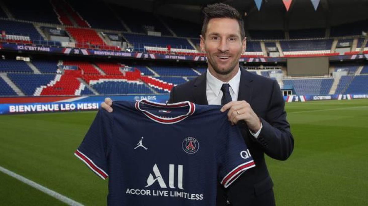 Lionel Messi resmen PSG'de! Yeni takımının formasını ilk kez giydi