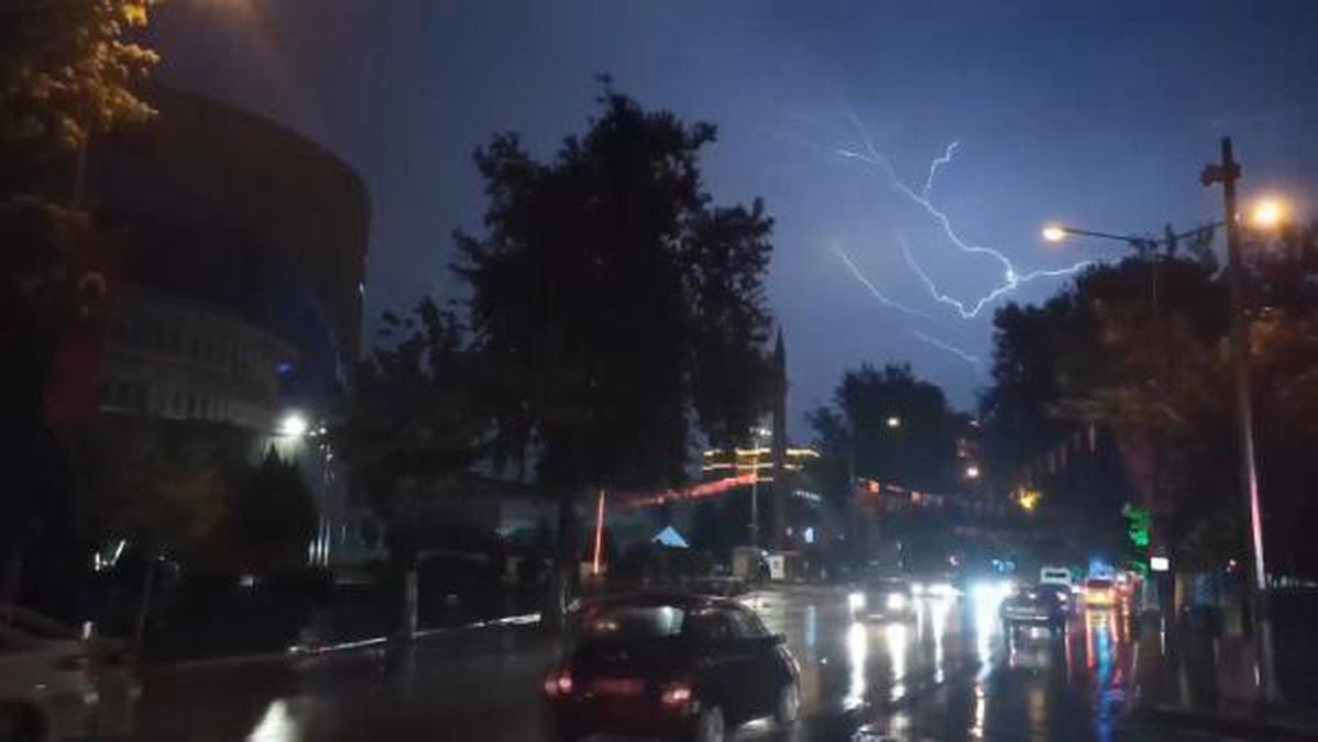 MALATYA'DA SAĞANAK GÜNLÜK YAŞAMI OLUMSUZ ETKİLEDİ