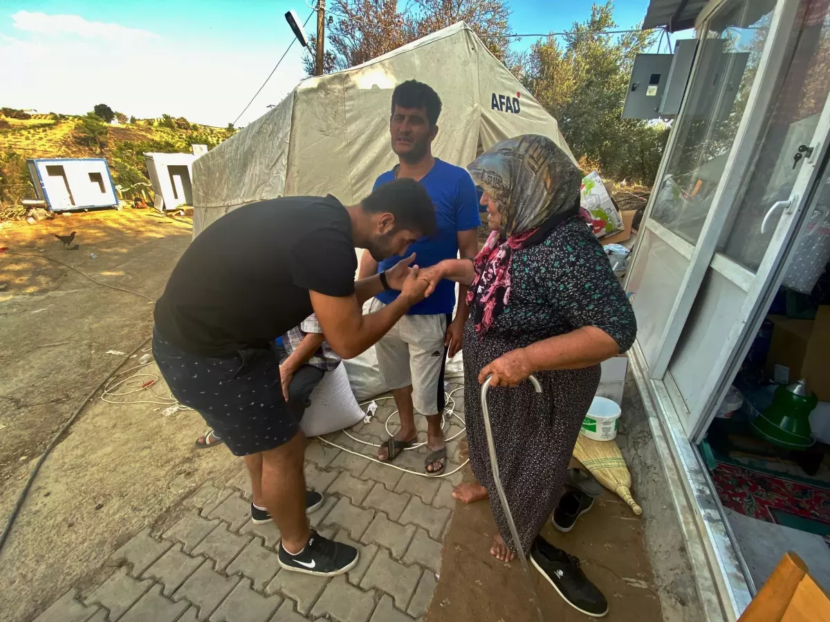 Manavgat'ta yangından kaçarken araçları devrilen anne ve oğlunu orman işçileri kurtardı