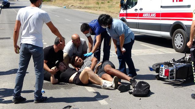 Motosiklet kazasında yaralanan genç kız, acı içerisinde 'Ayağım nerede' diye sordu