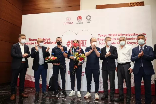 Olimpiyat şampiyonu Busenaz Sürmeneli yurda döndü