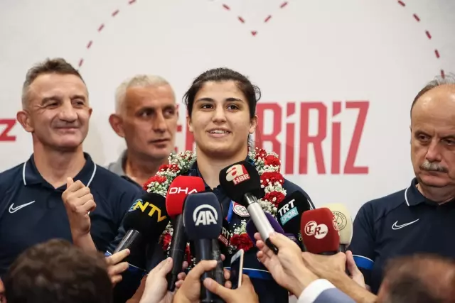 Olimpiyat şampiyonu Busenaz Sürmeneli yurda döndü