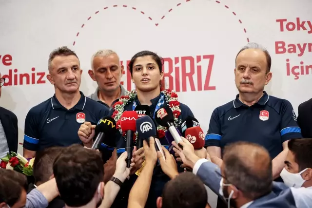 Olimpiyat şampiyonu Busenaz Sürmeneli yurda döndü