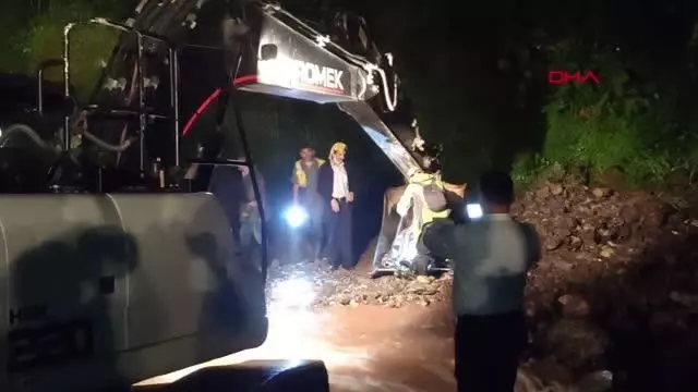 Rize'de etkili yağış ve heyelan; Çay bahçesinde mahsur kalanlar kurtarıldı