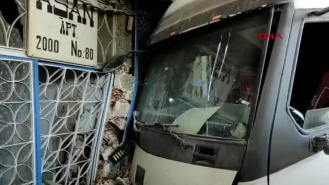 ŞOFÖRÜ UYUYAN TIR YEM BAYİSİNE DALDI